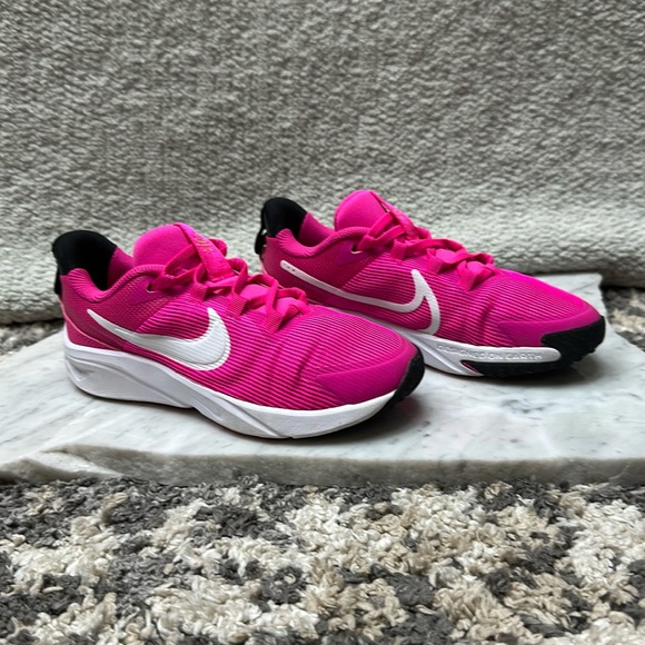 Nike Star Runner 4 - US Sz. 2.5Y - Picture 1 of 7